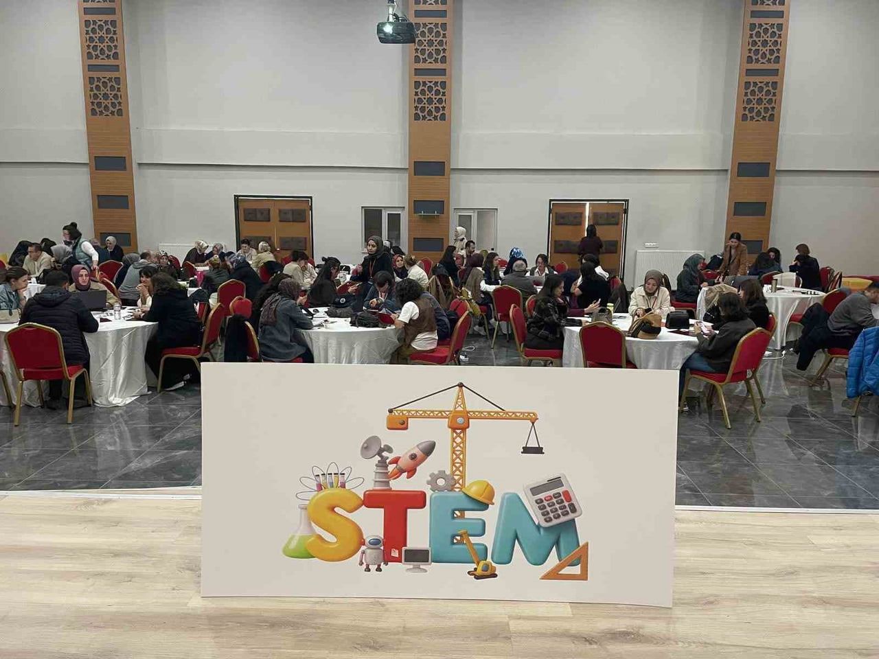 DÜZCE’DE DÜZENLENEN STEM EĞİTİMİ ÇALIŞTAYI’NIN İLK İKİ GÜNÜ TAMAMLANDI. DÖRT GÜN SÜRECEK...