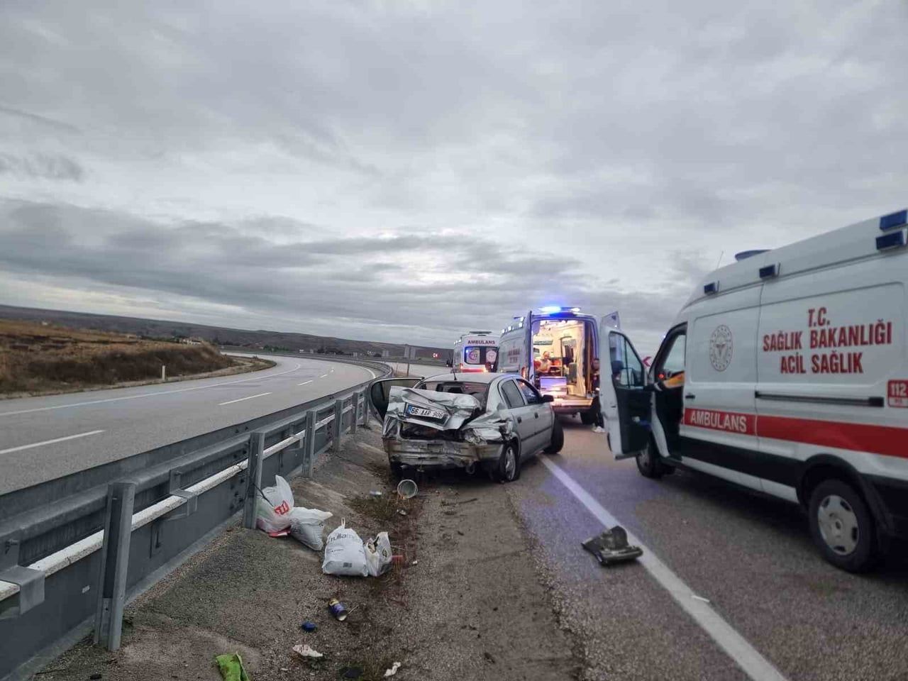 ÇORUM'UN ALACA İLÇESİNDE BARİYERLERE ÇARPAN OTOMOBİLDEKİ 5 KİŞİ YARALANDI. OLAY YERİNE GELEN...