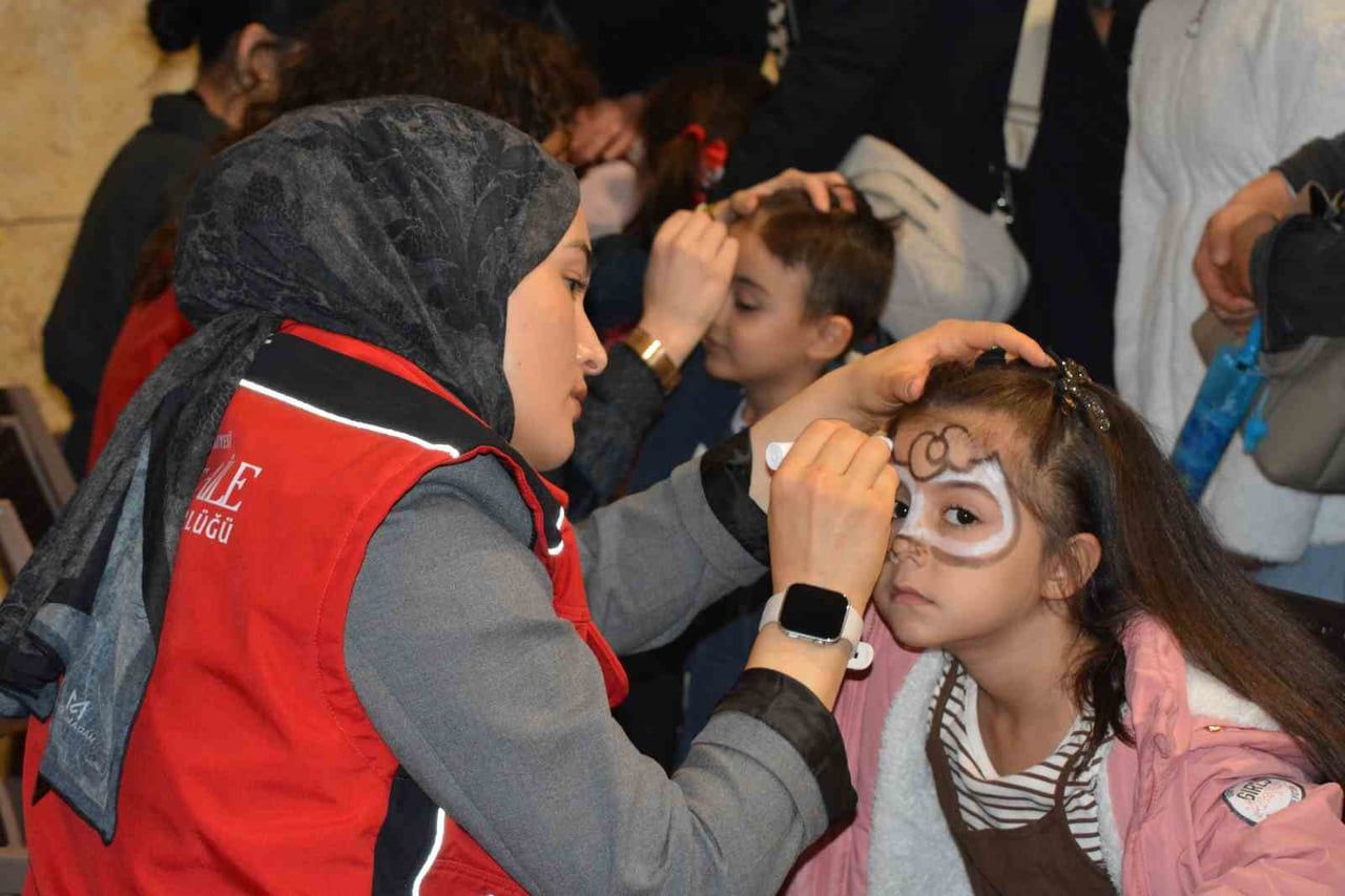 PROGRAMDA ÇOCUKLARA YÜZ BOYAMASI YAPILDI