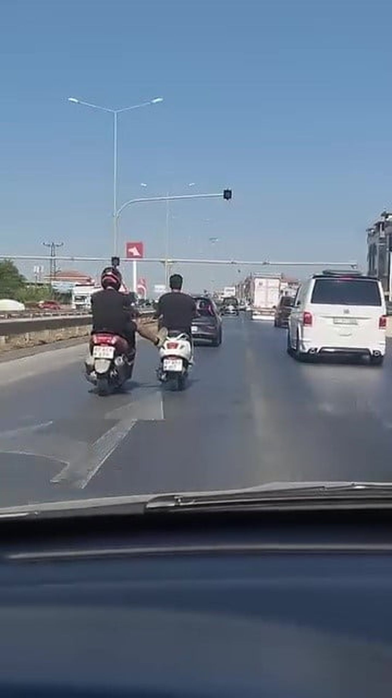 ANTALYA’NIN MANAVGAT İLÇESİNDE 2 MOTOSİKLET SÜRÜCÜSÜNÜN YOĞUN TRAFİKTE TEHLİKELİ YOLCULUĞU CEP...