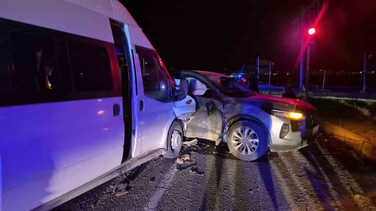 ADIYAMAN’DA MİNİBÜS İLE OTOMOBİLİN ÇARPIŞMASI SONUCU 12 KİŞİ YARALANDI.