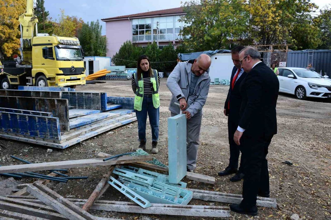 ESKİŞEHİR İL MİLLÎ EĞİTİM MÜDÜRÜ SİNAN AYDIN, YAPIM SÜRECİ DEVAM EDEN OKULLARIN İNŞAAT ALANLARINDA...