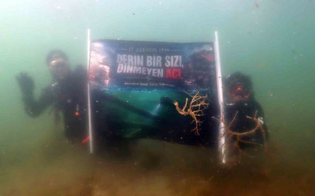 DERİNLERE SAYGI DALIŞ TOPLULUĞU, DEPREMİN YIL DÖNÜMÜNDE MARMARA DENİZİ’NİN SOĞUK SULARINA İNEREK...