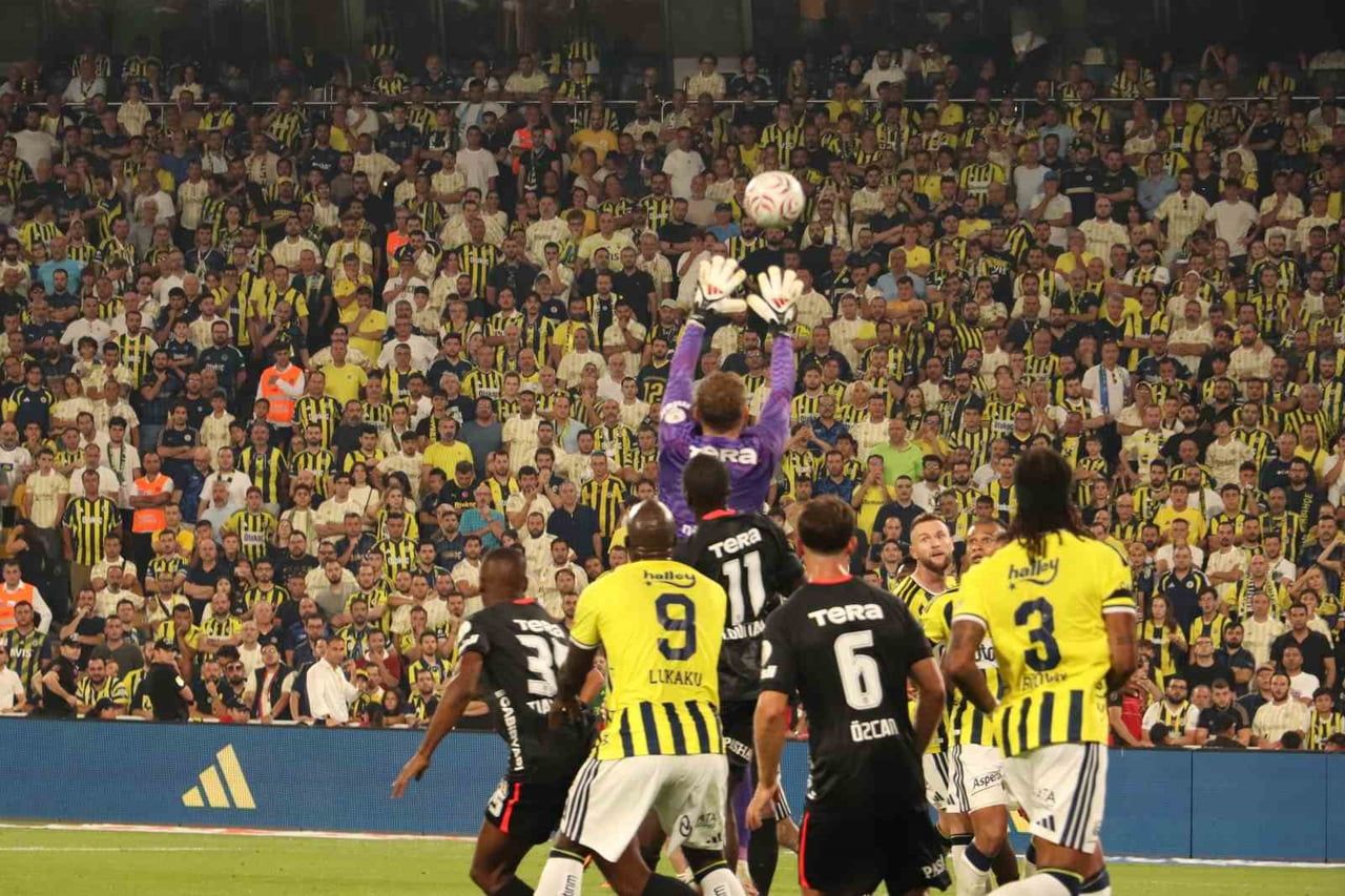 FENERBAHÇE, BEŞİKTAŞ'A 2-1'LİK SKORLA KAYBETTİ VE LİGDE 4 HAFTADA 2. MAĞLUBİYETİNİ...