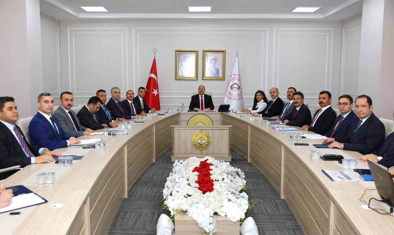 ADIYAMAN’DA KAMU HİZMETLERİNİ DEĞERLENDİRME TOPLANTISI, VALİ ABDULLAH KÜÇÜK BAŞKANLIĞINDA...