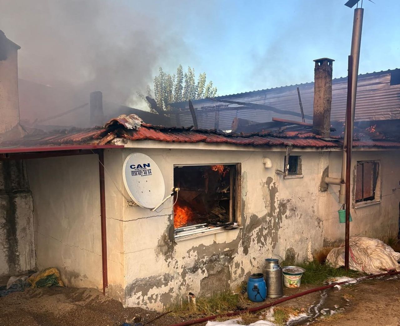 KARACASU’DAKİ EV YANGINI SÖNDÜRÜLDÜ