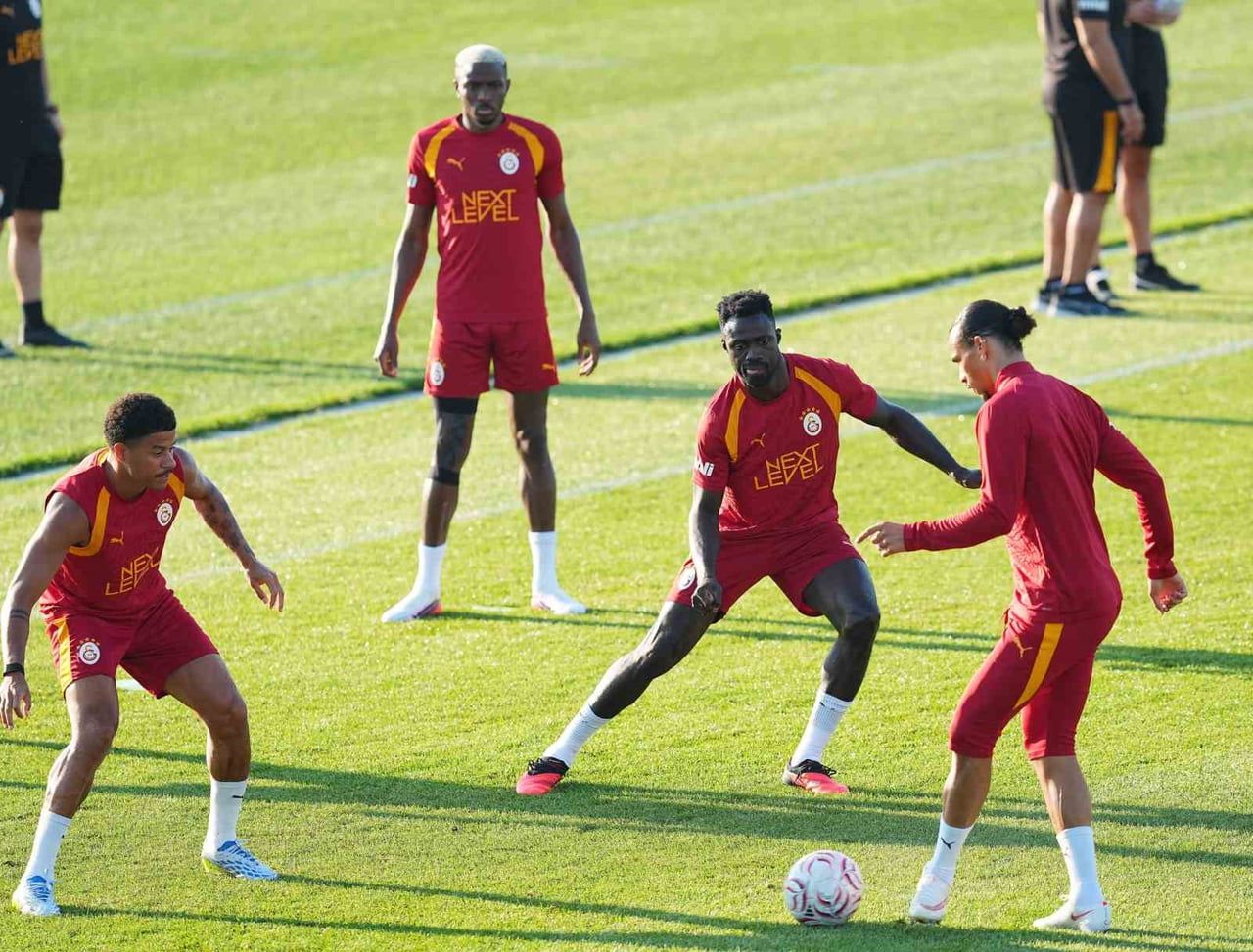 GALATASARAY, YENİ SEZON HAZIRLIKLARINI BUGÜN YAPTIĞI ANTRENMANLA SÜRDÜRDÜ.