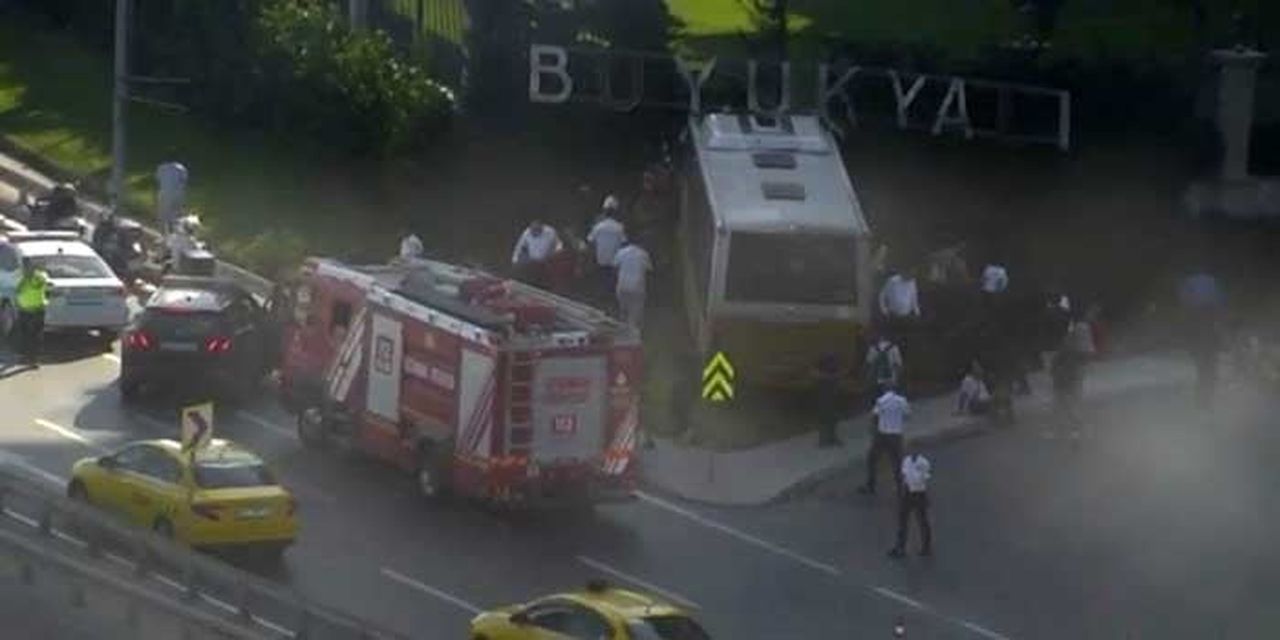 ZEYTİNBURNU SAHİL YOLU’NDA SÜRÜCÜSÜNÜN DİREKSİYON HAKİMİYETİNİ KAYBETTİĞİ İETT OTOBÜSÜ YOLDAN...