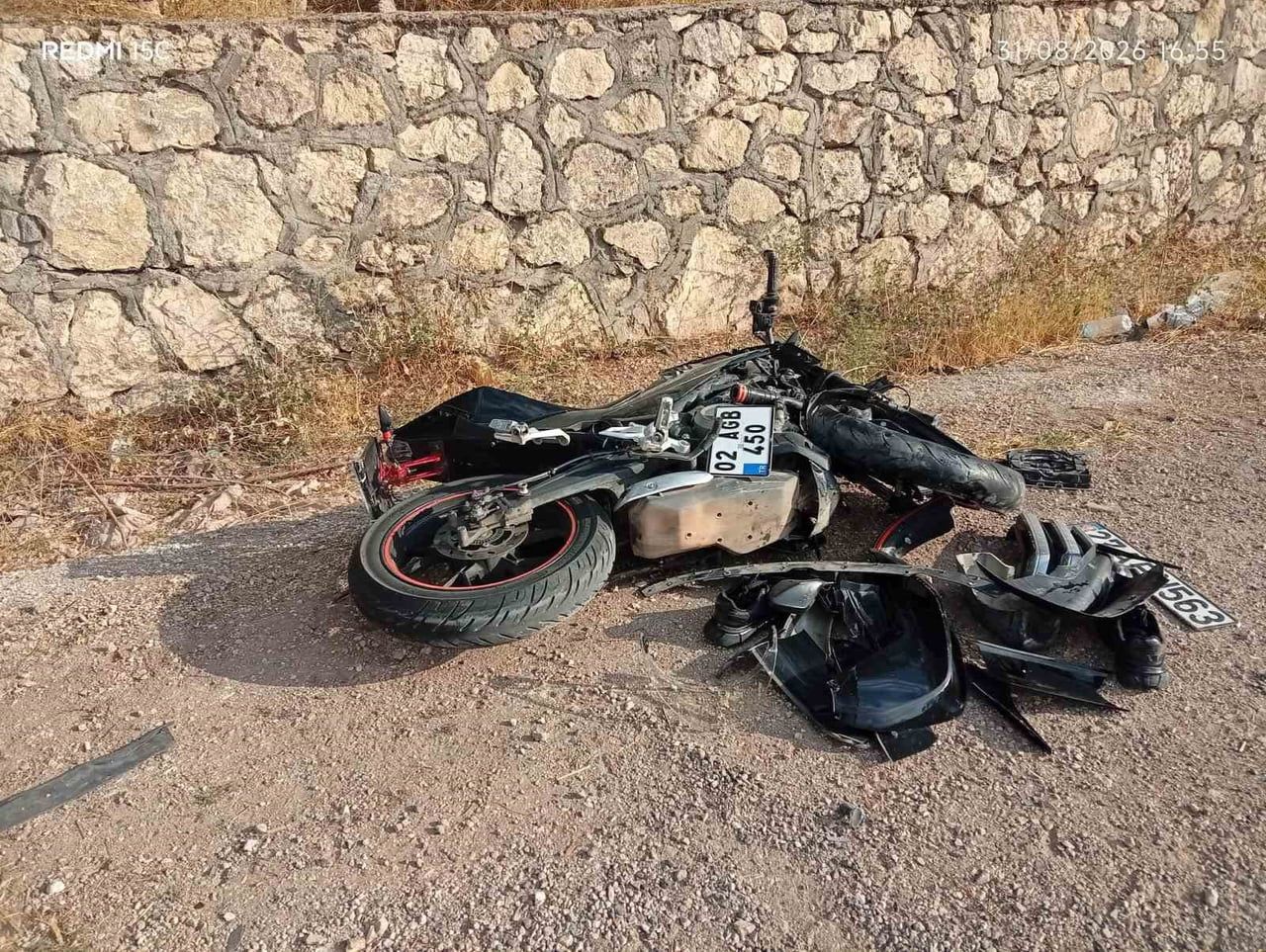 ADIYAMAN'IN GÖLBAŞI İLÇESİNDE OTOMOBİL İLE MOTOSİKLETİN ÇARPIŞMASI SONUCU 1 KİŞİ...
