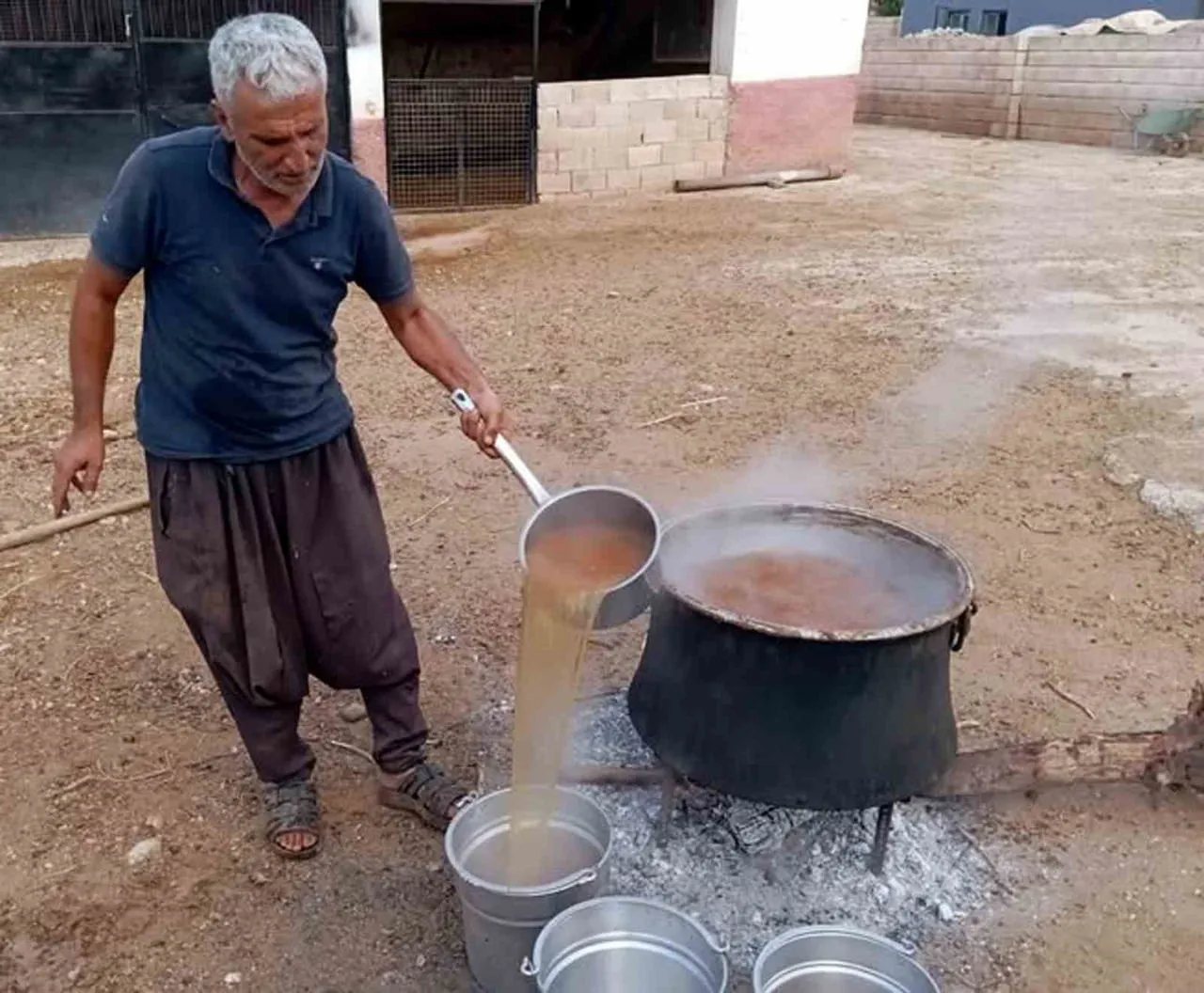 GAZİANTEP’İN ARABAN İLÇESİNDE BAĞ BOZUMU ZAMANI GELMESİYLE BİRLİKTE GÜN PEKMEZİ YAPIMINA...