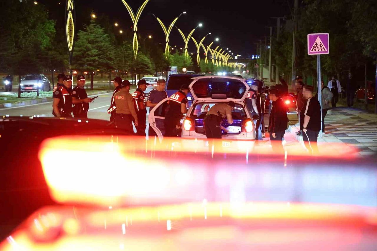 AKSARAY’DA ASAYİŞ VE TRAFİK ŞUBESİ EKİPLERİ ŞEHİR GENELİNDE YAPTIĞI UYGULAMADA ARAÇ VE ŞAHISLARI...