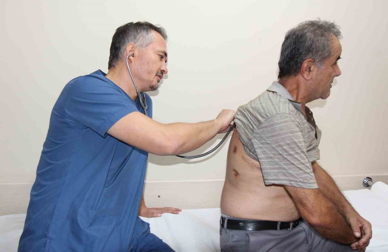 MUĞLA’DAN GÖĞÜS AĞRISI VE NEFES DARLIĞI ŞİKÂYETLERİYLE DENİZLİ DEVLET HASTANESİ GÖĞÜS CERRAHİ...