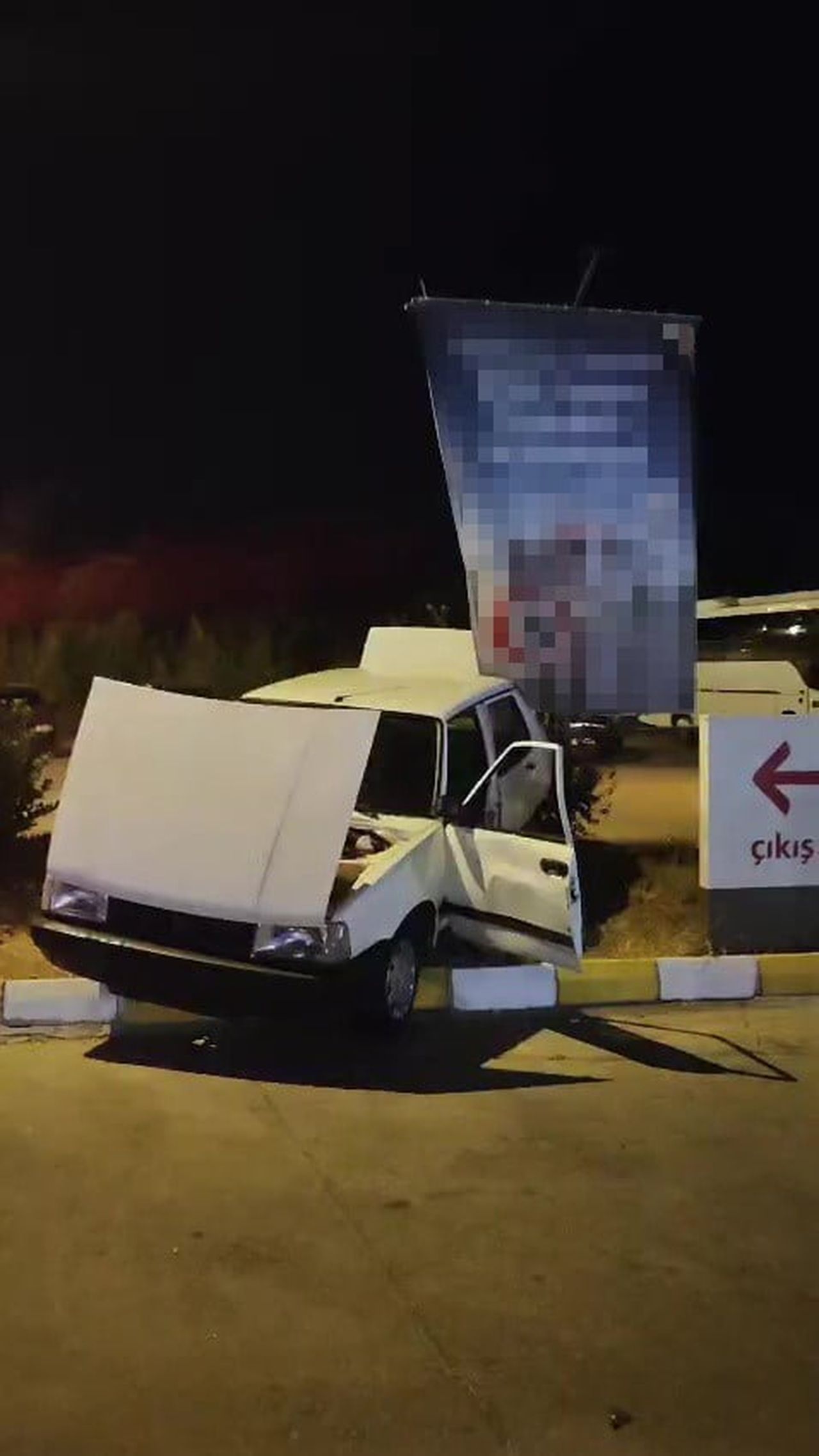 ANTALYA’NIN MANAVGAT İLÇESİNDE UYARI LEVHASINI DİKKATE ALMAYARAK ‘U’ DÖNÜŞÜ YAPMAK İSTEYEN...