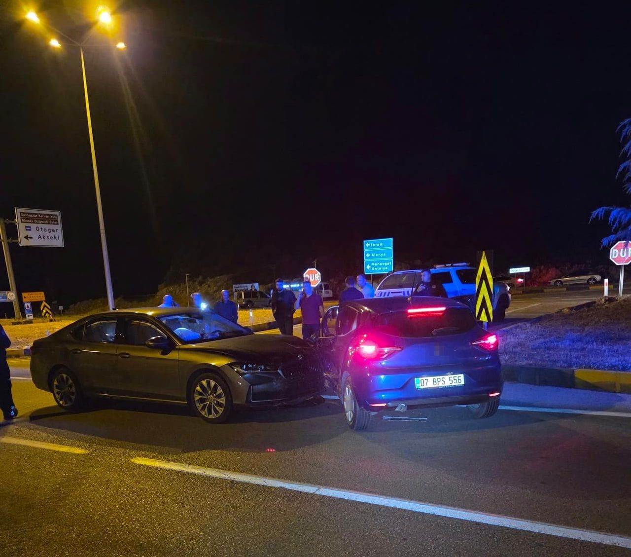 ANTALYA’NIN AKSEKİ İLÇESİNDE İKİ OTOMOBİLİN ÇARPIŞMASI SONUCU MEYDANA GELEN TRAFİK KAZASINDA, 2’Sİ...