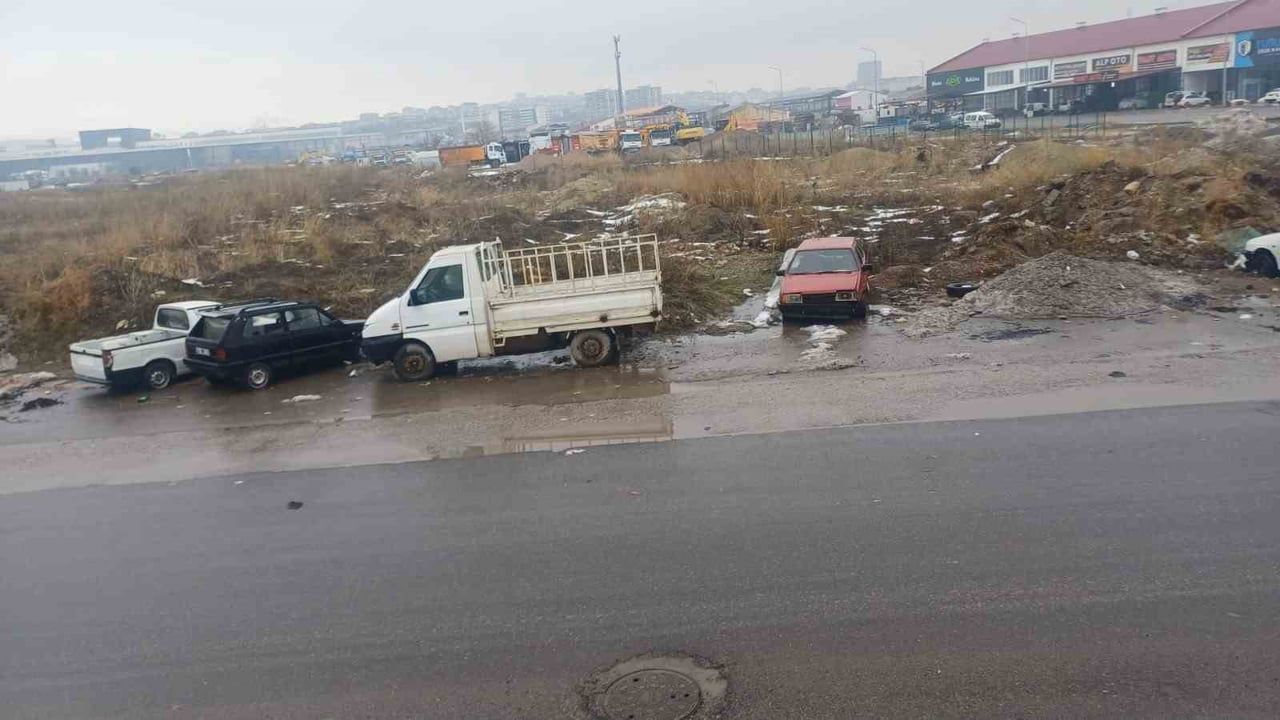 SİVAS'TA SANAYİ SİTELERİNDE UZUN SÜREDİR YOL KENARLARI VE İŞ YERLERİNİN ÖNLERİNDE BEKLETİLEN ATIL...