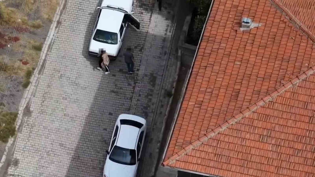 KIRIKKALE’DE TRAFİK DENETİMİNİ FARK EDEREK KAÇMAYA ÇALIŞAN SÜRÜCÜ, ARAÇTAKİ YOLCUYLA YER...