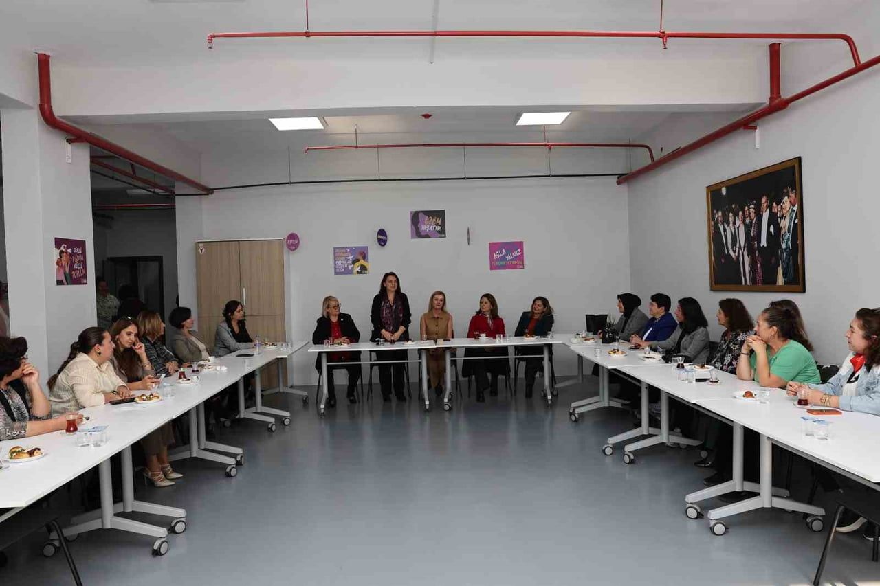 NİLÜFER’DE 26 EKİM KADIN MUHTARLAR GÜNÜ DOLAYISIYLA DÜZENLENEN ETKİNLİKTE KADIN MUHTARLAR BİR...