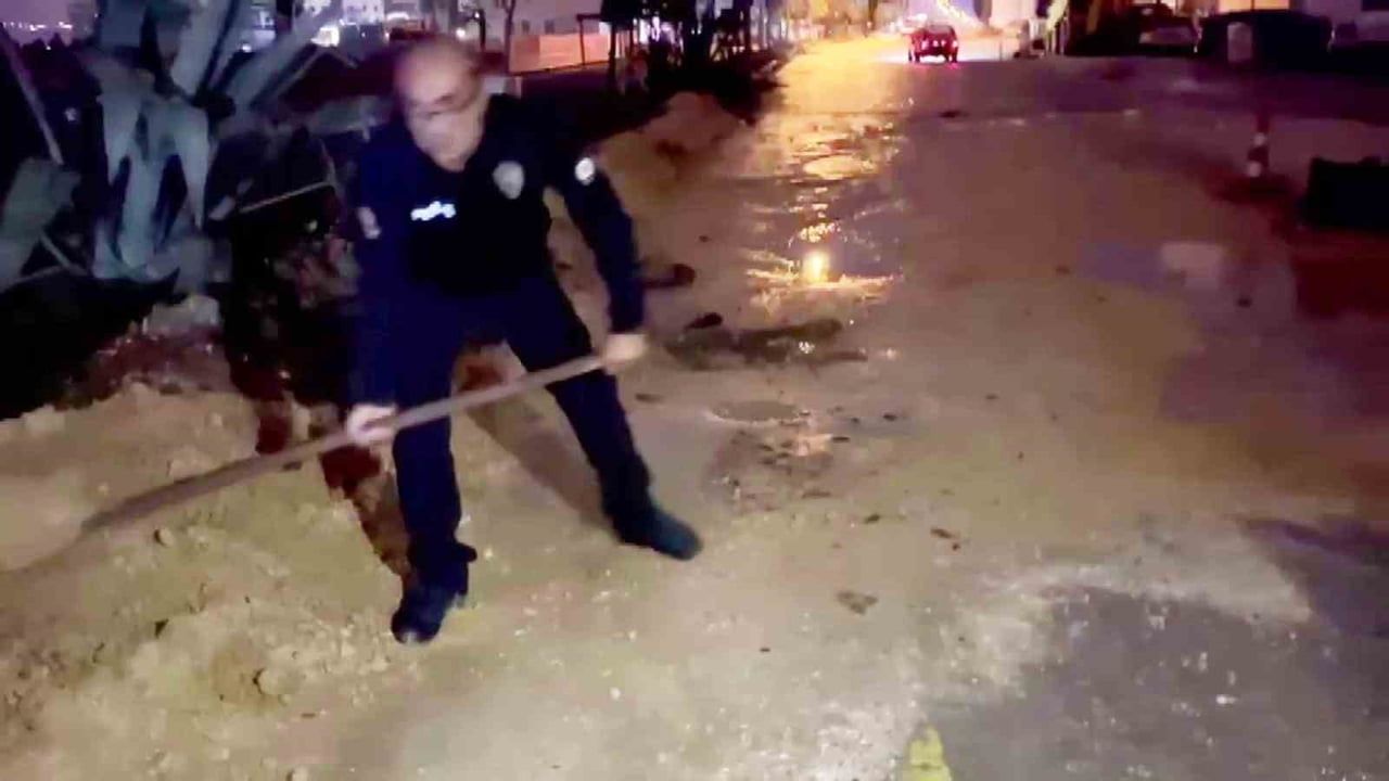 HATAY'DA GECE SAATLERİNDE ETKİLİ OLAN SAĞANAK YAĞIŞIN ARDINDAN ÇALIŞMALARIN SÜRDÜĞÜ YOLDA SUYLA...