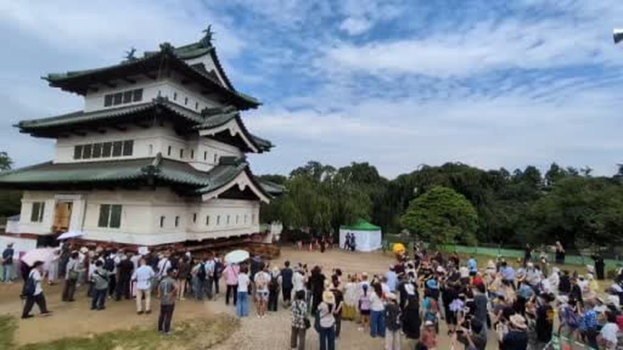 Japonya'nın Aomori eyaletinde yer alan ve ulusal tarihi miras kabul edilen 400 tonluk Hirosaki...