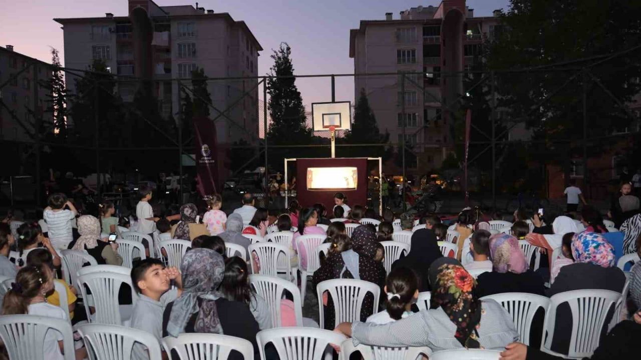 İNEGÖL BELEDİYESİ’NİN “İNEGÖL’DE YAZ ETKİNLİKLERİ” KAPSAMINDA DÜZENLEDİĞİ “KARAGÖZ’ÜN SALINCAĞI”...