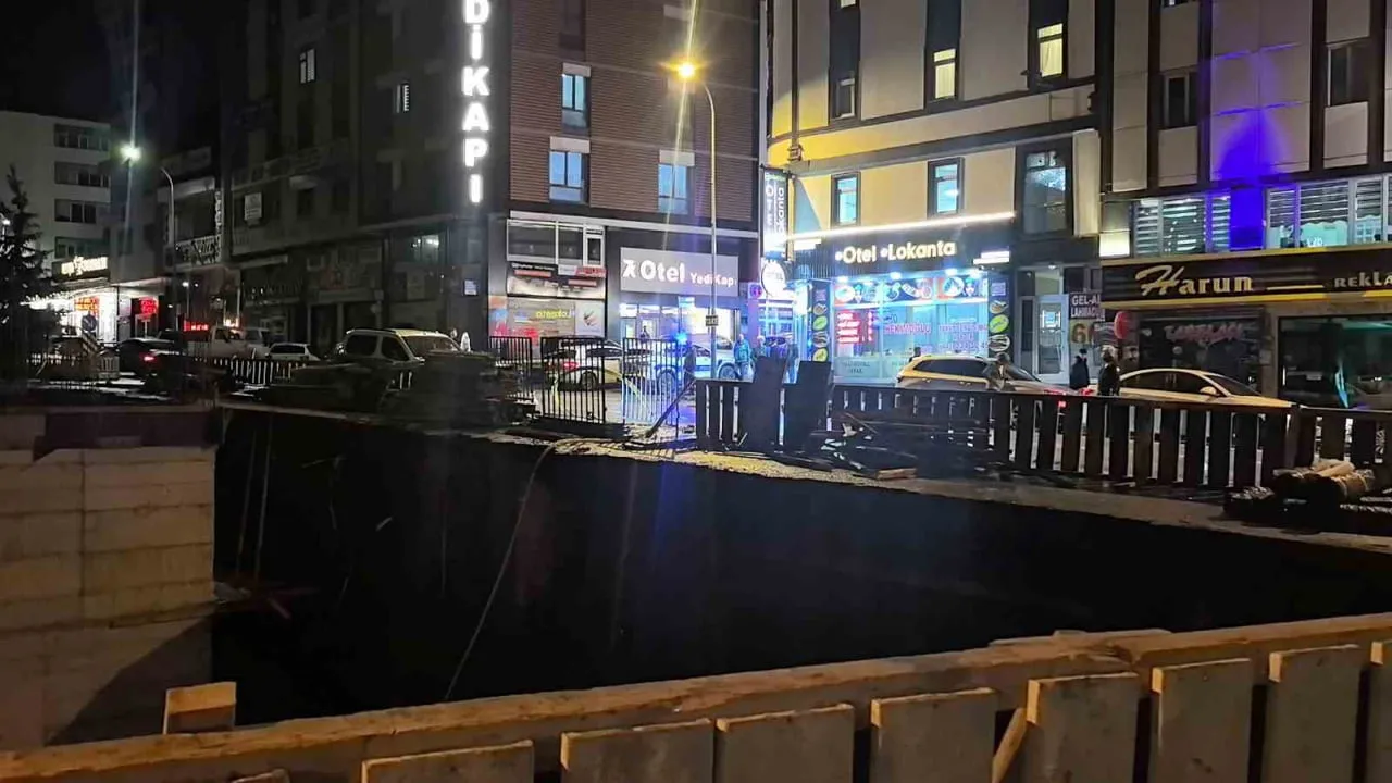 ERZURUM’UN MERKEZ LALAPAŞA MAHALLESİ’NDE ETKİLİ OLAN YOĞUN SAĞANAK YAĞIŞ, İNŞAAT ALANINDA GÖÇÜĞE...