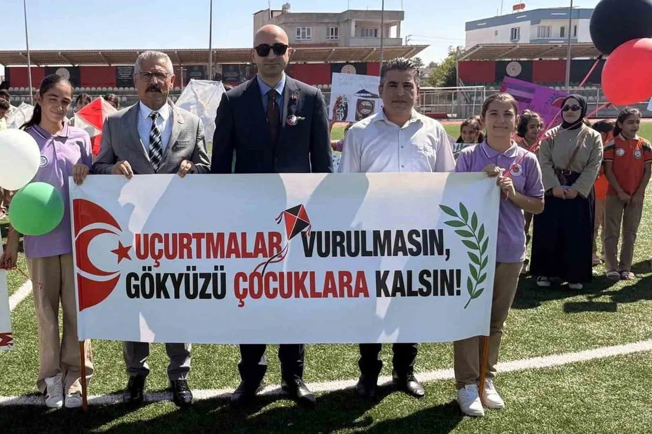 GAZİANTEP'İN ARABAN İLÇESİNDE, İLÇE MİLLİ EĞİTİM MÜDÜRLÜĞÜ TARAFINDAN "UÇURTMALAR VURULMASIN...