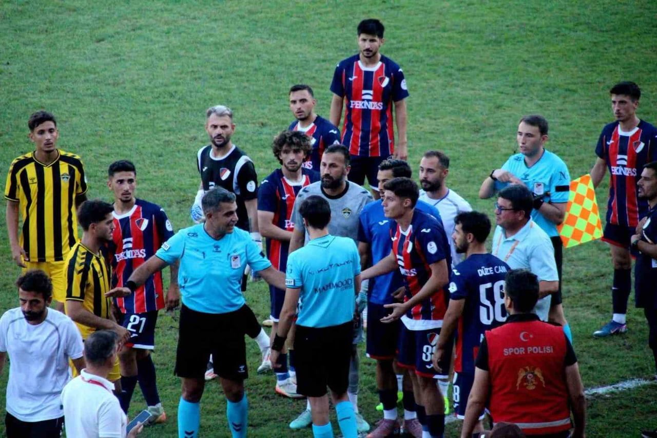 NESİNE 3. LİG’DE DÜZCESPOR İLE BEYKOZ ANADOLU ARASINDA OYNANAN KARŞILAŞMA, SON DAKİKALARDA SAHA...
