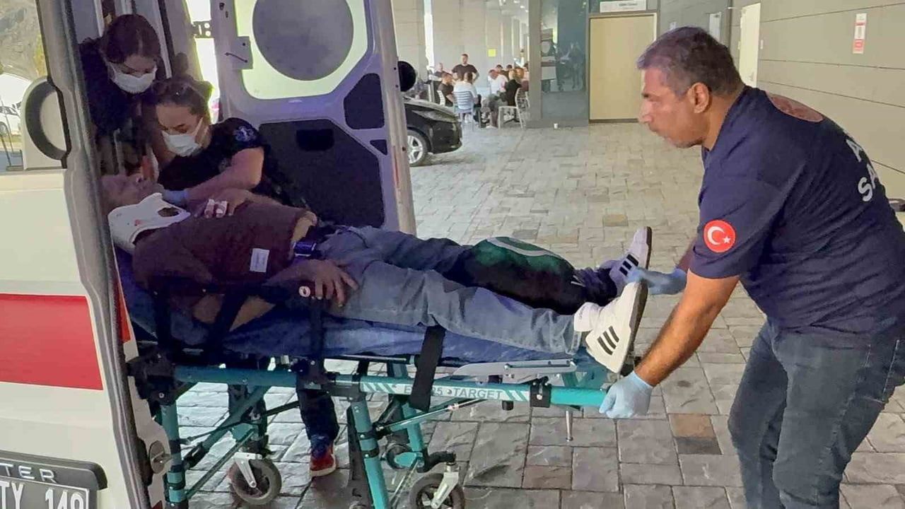 SAMSUN LİMANI'NA GETİRİLEN YARALILAR, SAMSUN ŞEHİR HASTANESİNE KALDIRILDI.