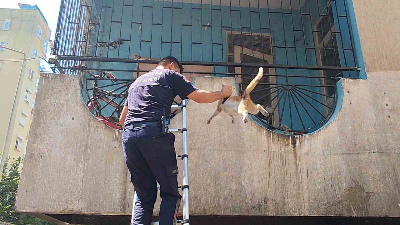 ANTALYA’NIN MURATPAŞA İLÇESİNDE 5 KATLI BİR APARTMANIN DÖRDÜNCÜ KATINDAKİ BOŞ DAİREDE YANGIN...