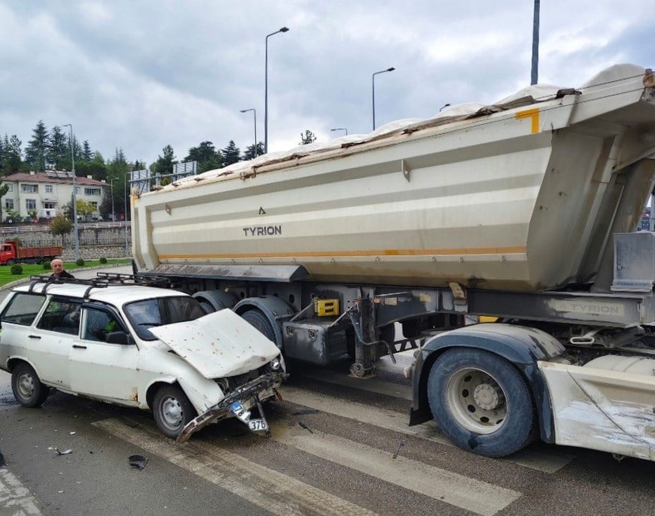 ARABÜK'TE KIRMIZI IŞIK İHLALİ YAPAN OTOMOBİLİN KAMYONA ÇARPMASI SONUCU MEYDANA GELEN TRAFİK...