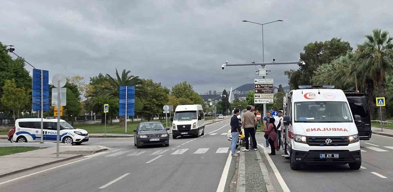 SAMSUN’DA ANNESİYLE BİRLİKTE YAYA GEÇİDİNDEN KARŞIYA GEÇEN 6 YAŞINDAKİ ÇOCUĞA ÇARPAN MOTOSİKLET...
