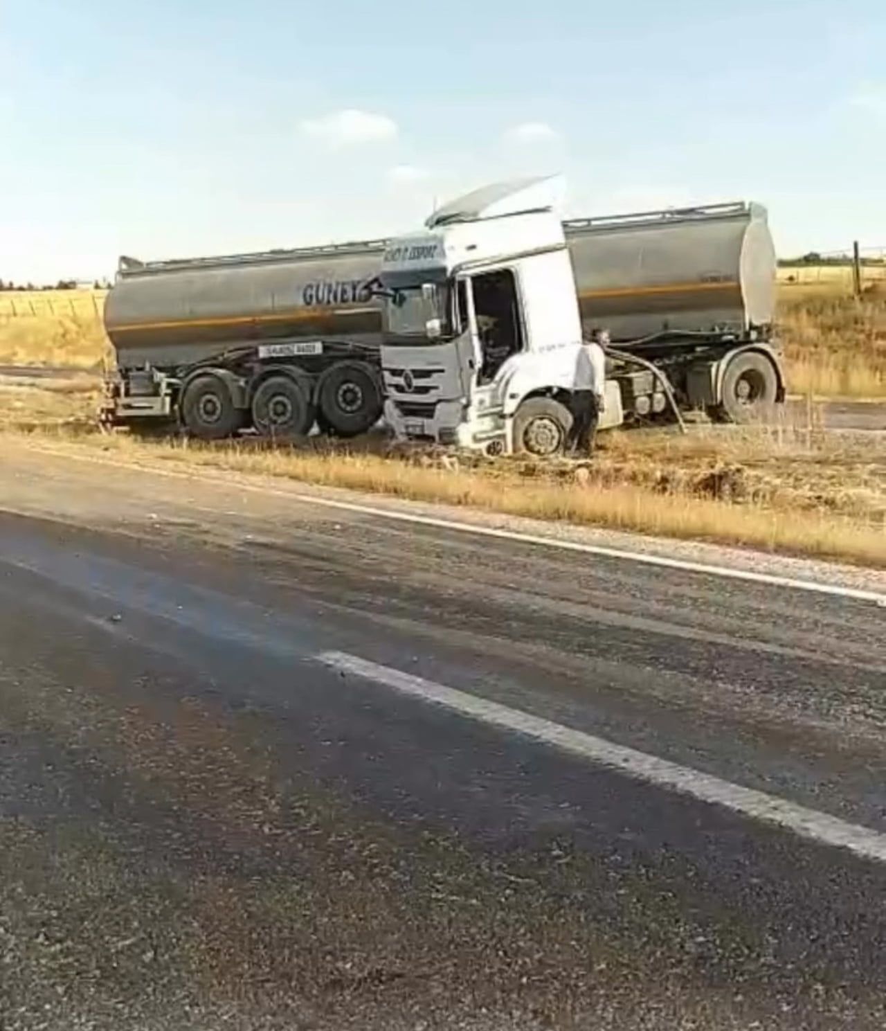 KURTALAN’DA ÇAKIL NEDENİYLE KONTROLDEN ÇIKAN TIR KAZA YAPTI