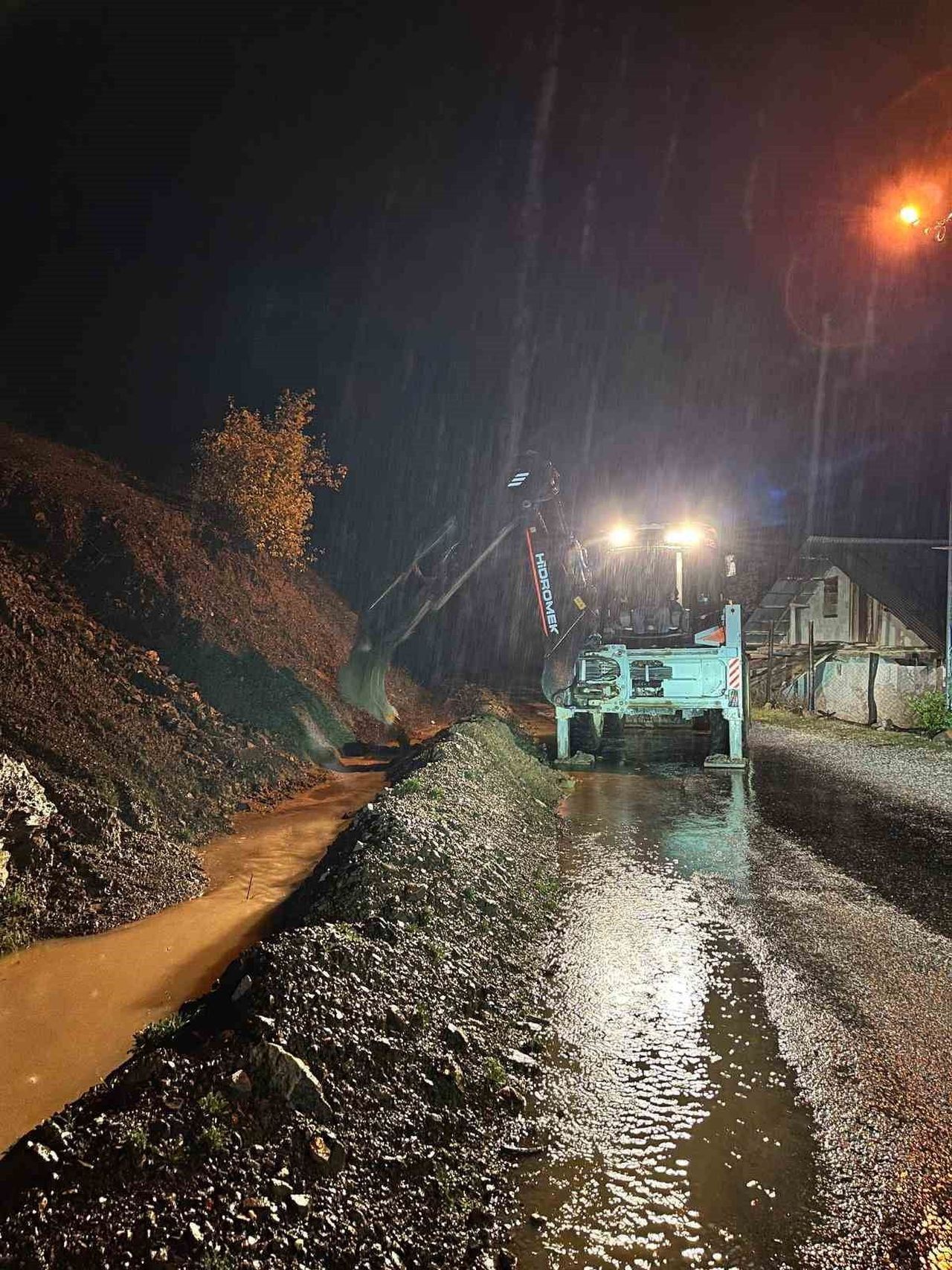 ADANA’NIN FEKE İLÇESİNDE METEOROLOJİ’NİN UYARILARININ ARDINDAN AKŞAM SAATLERİNDE ETKİLİ OLAN...