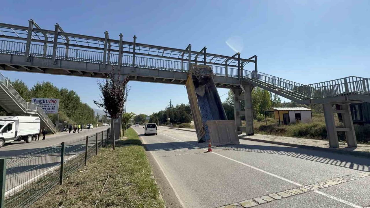 TOKAT’TA SEYİR HALİNDEYKEN DAMPERİ AÇILAN TIR, YAYA ÜST GEÇİDİNE ÇARPTI
