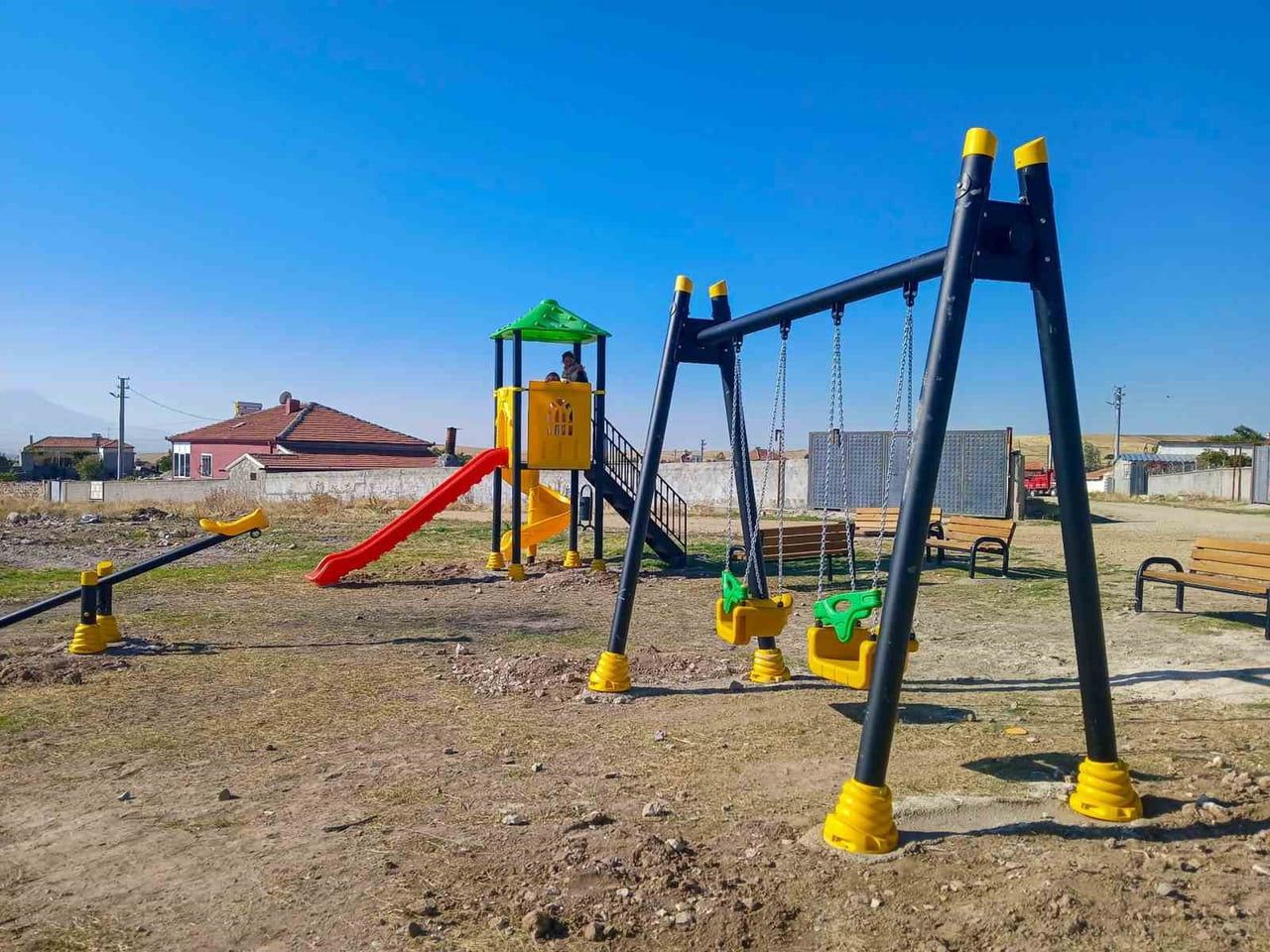 AKSARAY’DA İL ÖZEL İDARESİ TARAFINDAN 13 KÖYE ÇOCUK OYUN PARKI, OTURMA BANKI VE ÇÖP KOVASI...