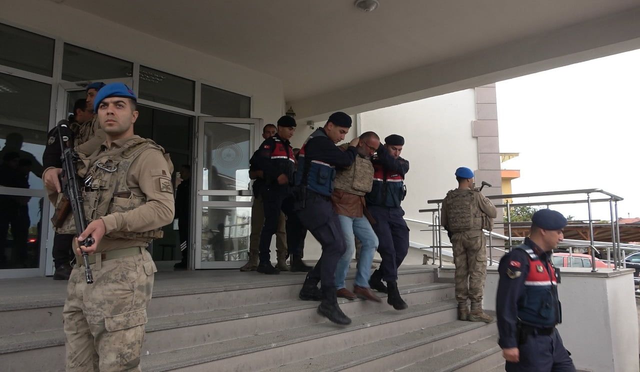KASTAMONU’NUN TAŞKÖPRÜ İLÇESİNDE TARLADA ÇIKAN TARTIŞMADA HUSUMETLİ OLDUĞU 4 KİŞİYİ SİLAHLA...