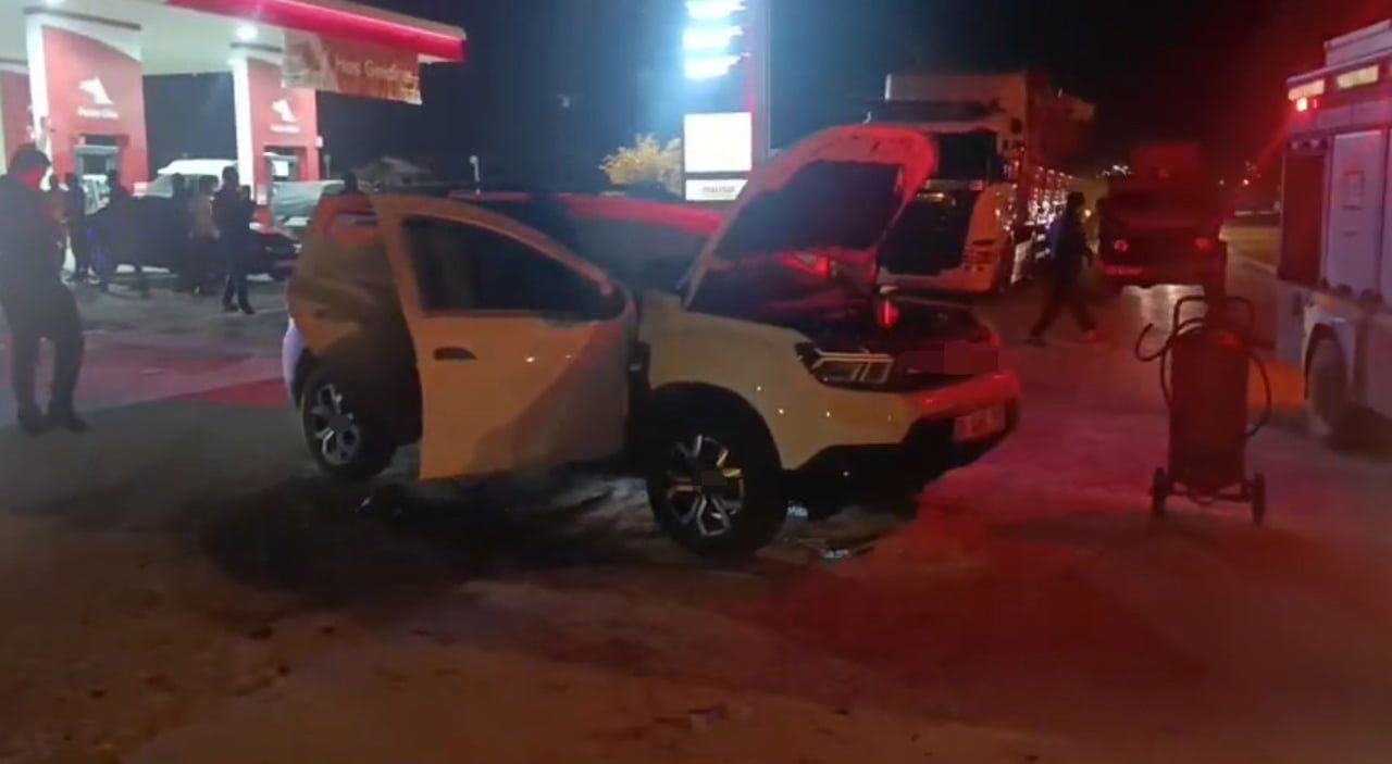 HAKKARİ’NİN YÜKSEKOVA İLÇESİNDE GAZ SIZINTISI NEDENİYLE ÇIKAN ARAÇ YANGININDA SÜRÜCÜ VE OĞLU, SON...