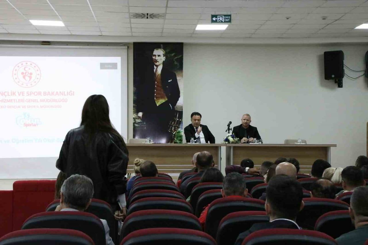 TUNCELİ’DE OKUL SPORLARININ DAHA ETKİN VE YAYGIN HALE GETİRİLMESİ İÇİN DEĞERLENDİRME TOPLANTISI...