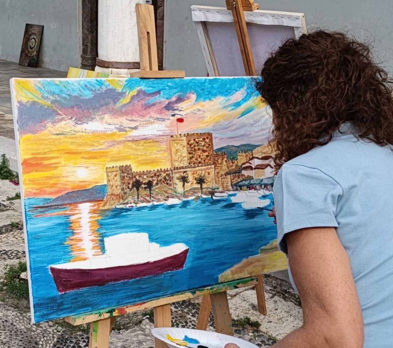 ÇEŞME’NİN TARİHİ DOKUSU DOKUZ SANATÇININ TUVALİNDE HAYAT BULDU