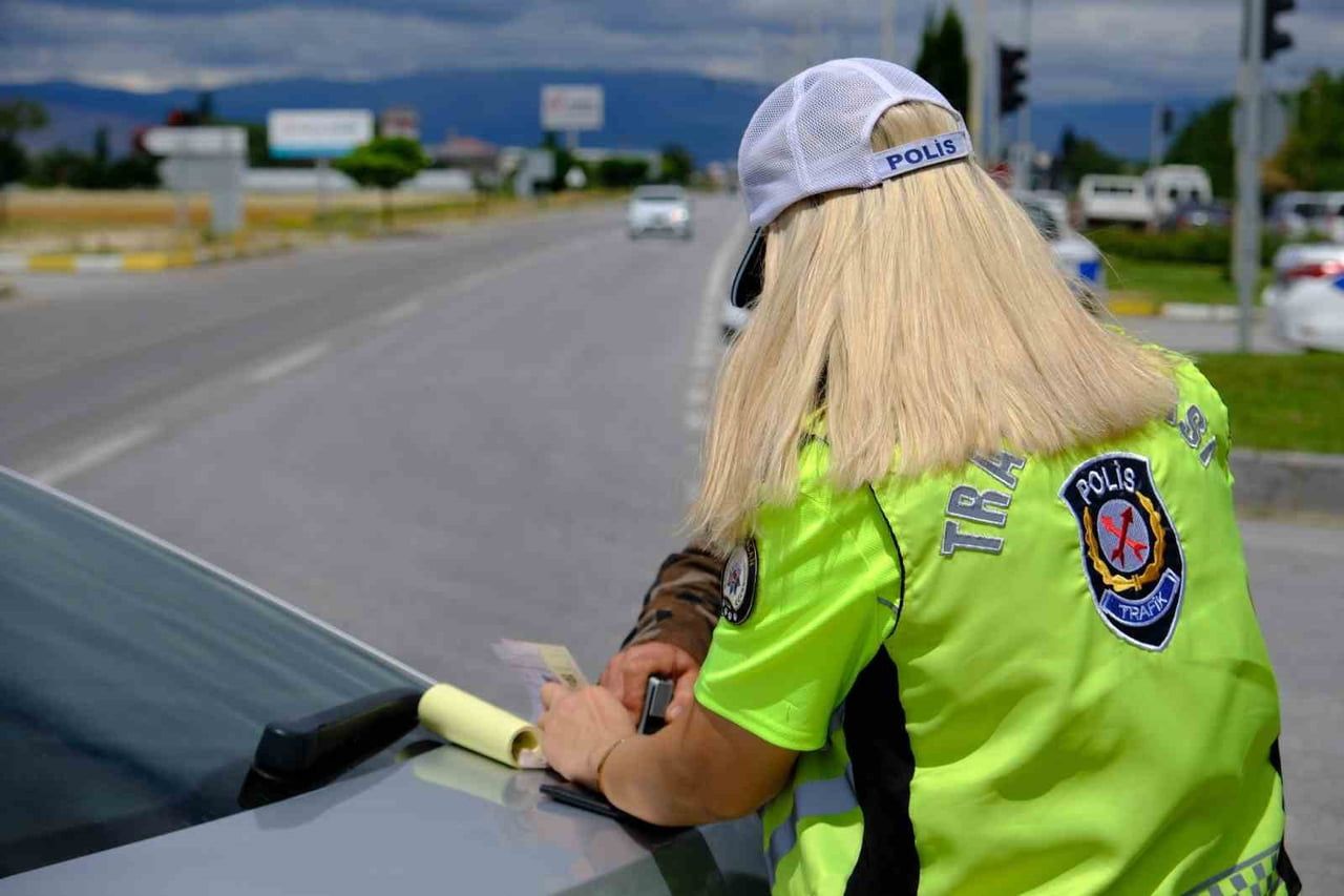 DÜZCE’DE TRAFİK DENETİMİ YAPAN POLİS VE JANDARMA EKİPLERİ KURAL TANIMAYAN SÜRÜCÜLERE GEÇİT...