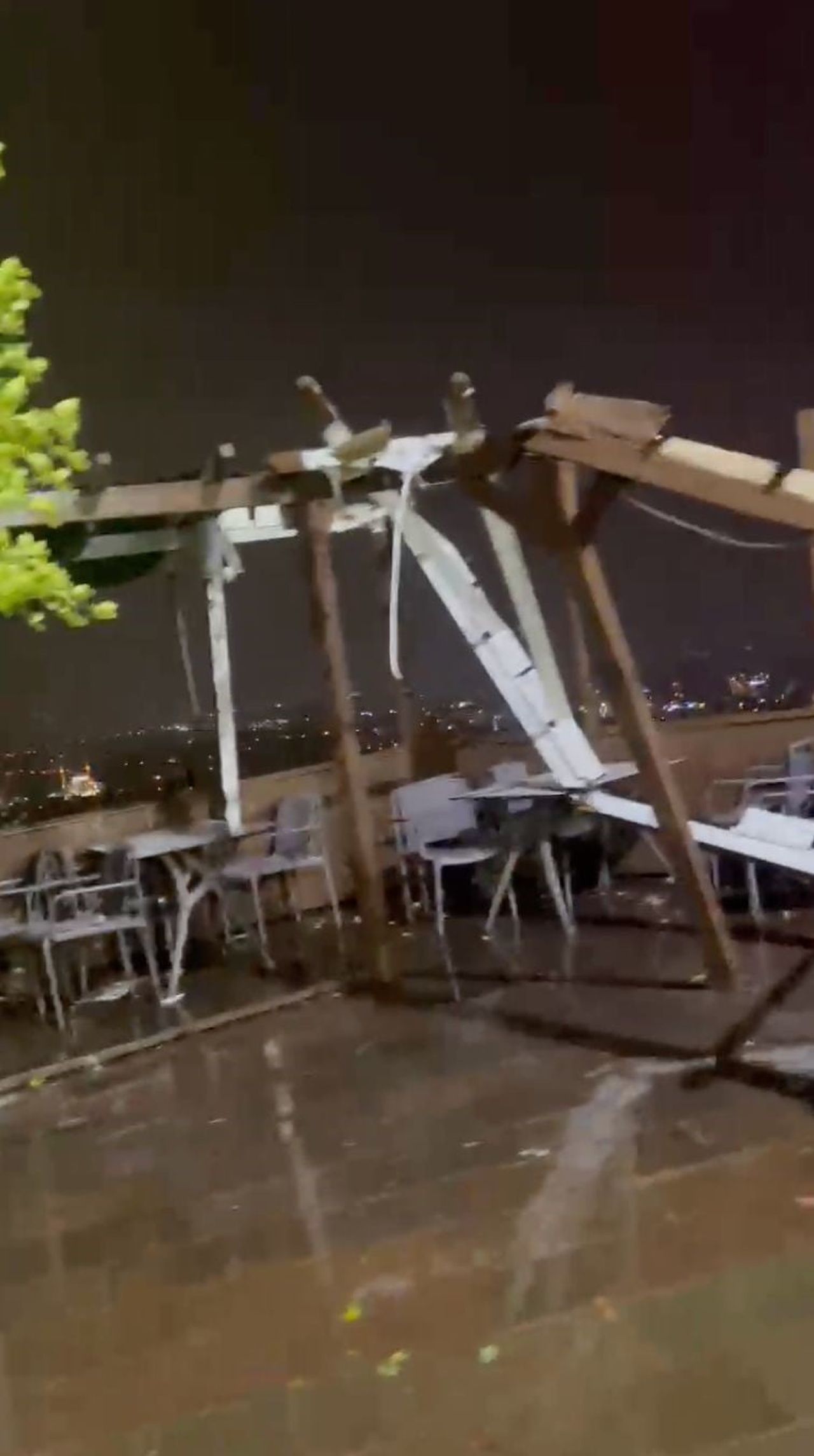 ANTALYA'DA GECE SAATLERİNDE ÇIKAN VE İÇİNDE 6 İŞÇİNİN KALDIĞI 2 KONTEYNERİ SAVURUP 4 İŞÇİNİN...