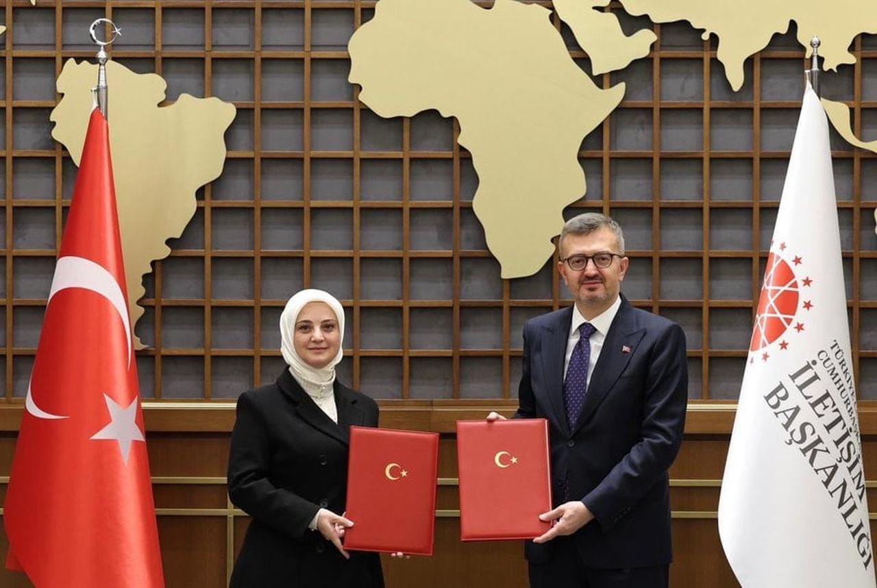 İLETİŞİM BAŞKANI BURHANETTİN DURAN VE AFRİKA EL SANATLARI VE KÜLTÜR EVİ DERNEĞİ YÖNETİM KURULU...