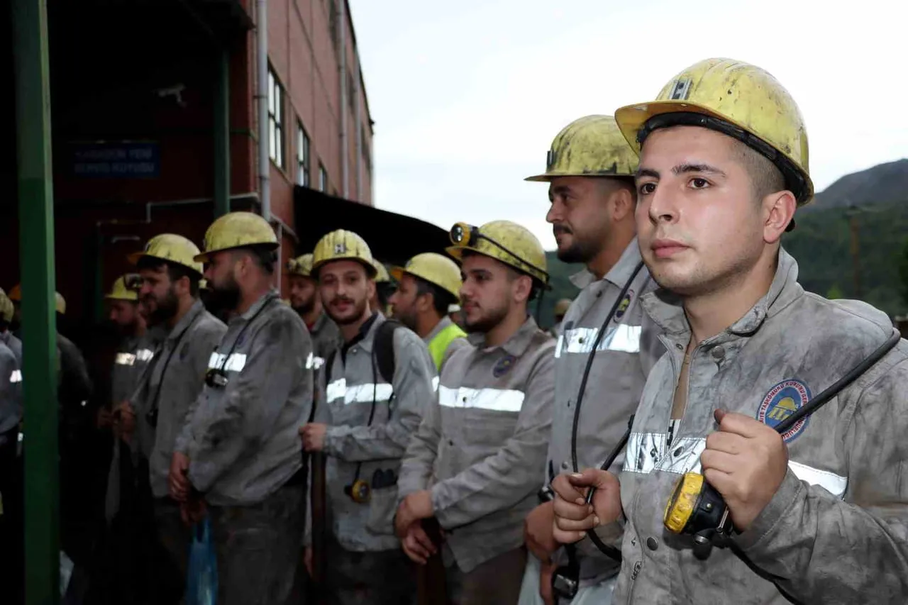 3. KARTİYE’DE YENİ AÇILAN PANO ÜRETİM AYAĞI İÇİN KAZASIZ ÜRETİM DİLEĞİYLE DUALAR OKUNARAK KURBAN...