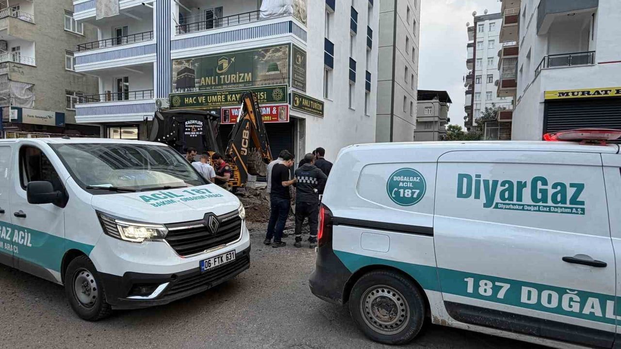 DİYARBAKIR’IN MERKEZ KAYAPINAR İLÇESİNDE ÇALIŞMA ESNASINDA DOĞAL GAZ BORUSUNUN ÇATLAMASI SONUCU...