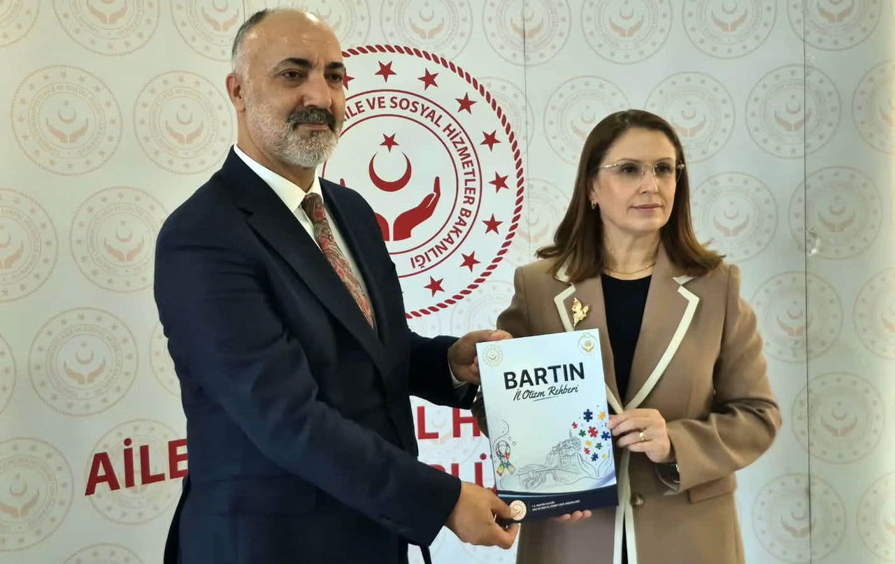 KİTAP ŞEKLİNDE HAZIRLANAN REHBER, VALİ NURTAÇ ARSLAN'A TAKDİM EİDLDİ