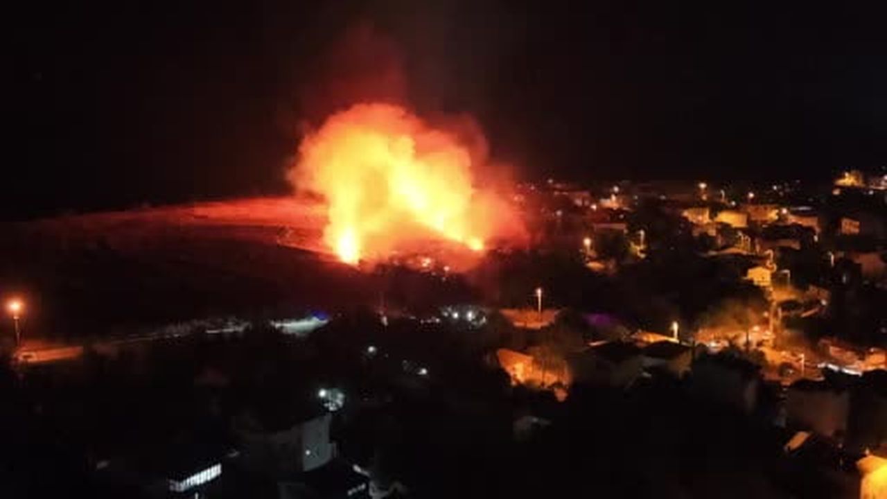 Aşıklar tepe alev alev yandı: Geceyi gündüze çeviren yangın böyle görüntülendi