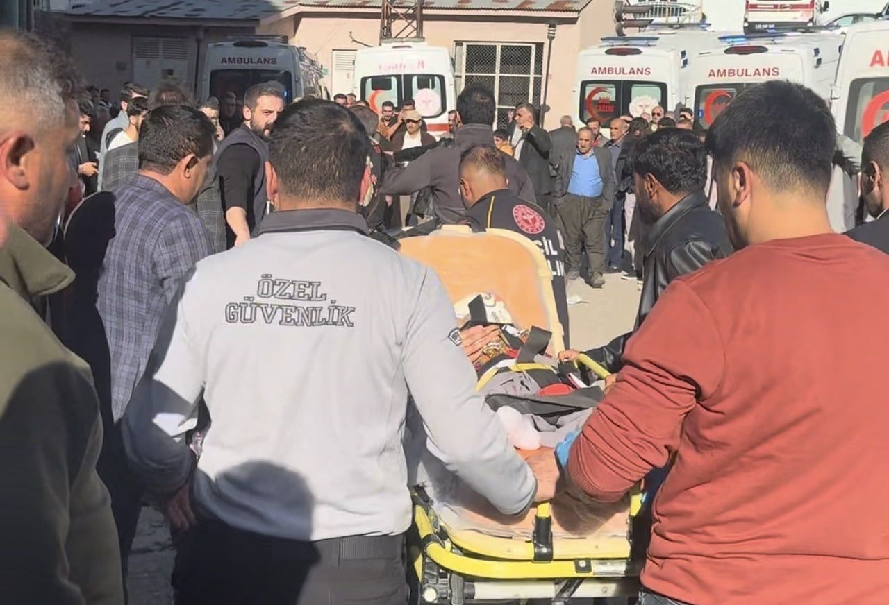 HAKKARİ’NİN ŞEMDİNLİ-YÜKSEKOVA KARAYOLUNUN HARUNA KÖYÜ MEVKİİNDE İKİ ARACIN KAFA KAFAYA ÇARPIŞMASI...