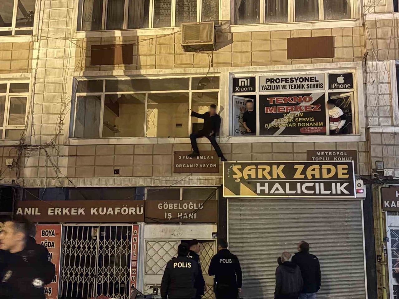KAYSERİ’NİN MELİKGAZİ İLÇESİNDE İŞYERİNİN CAMLARINI KIRARAK, EŞYALARI AŞAĞI ATAN VE KENDİNE ZARAR...