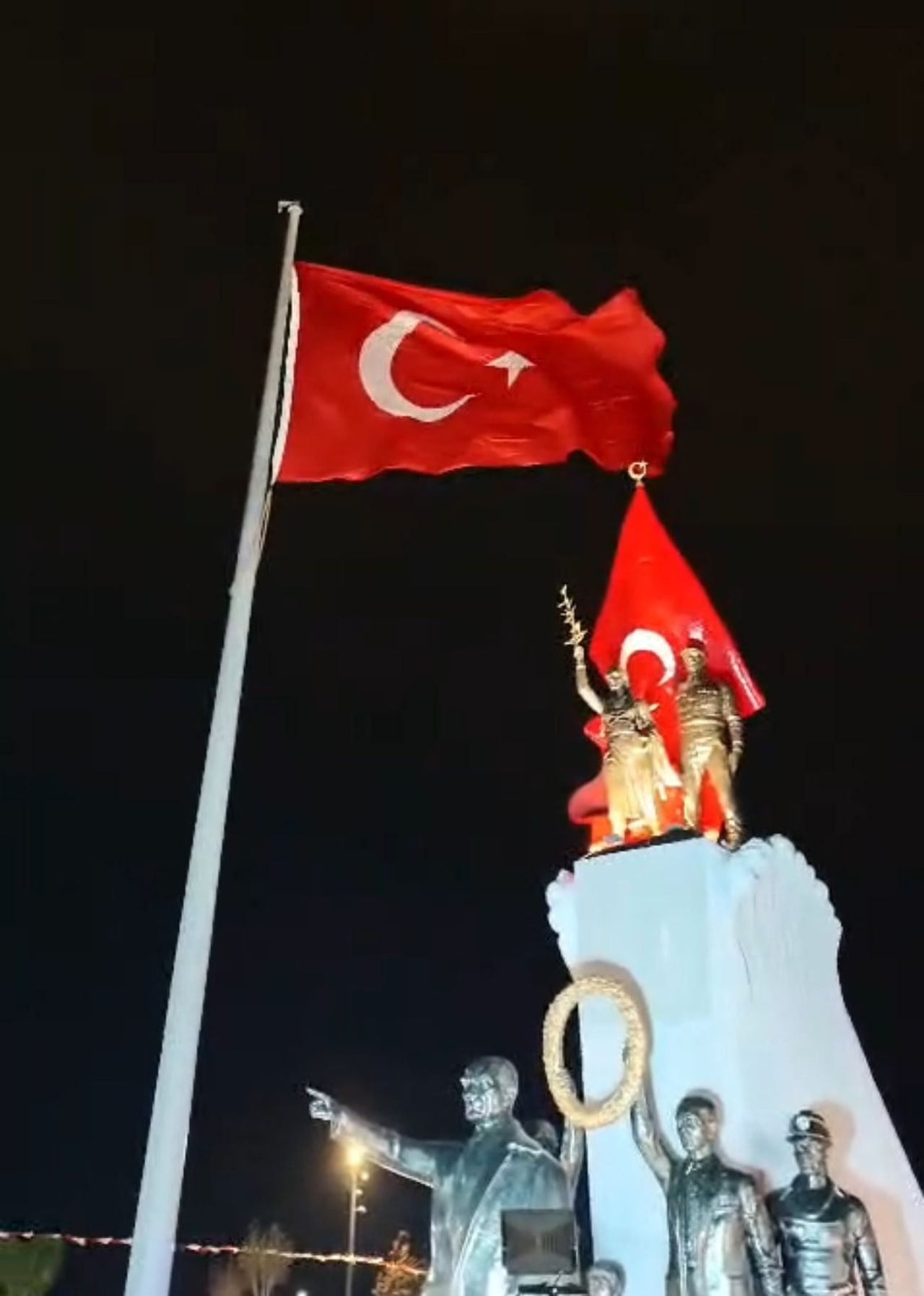 HATAY’DA FIRTINA NEDENİYLE BAYRAKLAR GEÇİCİ OLARAK İNDİRİLDİ.