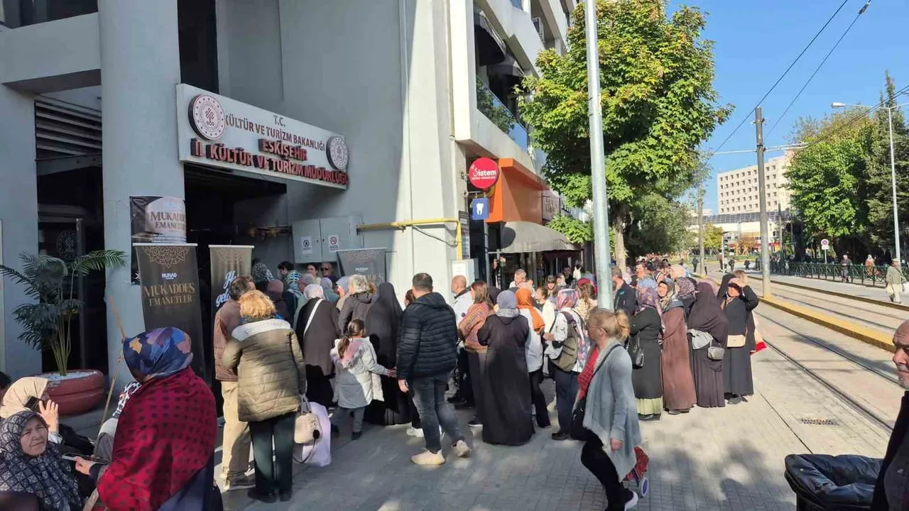 ESKİŞEHİR'DE YOĞUN İLGİ GÖSTERİLEN MUKADDES EMANETLER SERGİSİNİ GÖREBİLMEK İÇİN METRELERCE KUYRUĞA...